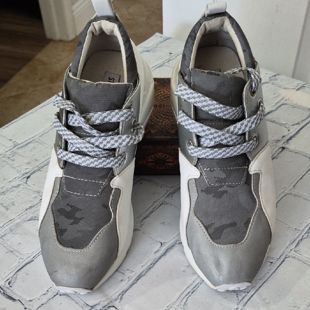 Steve Madden Cliff Grey Metallic Sneakers Size 8.5M Women White Silver Camo